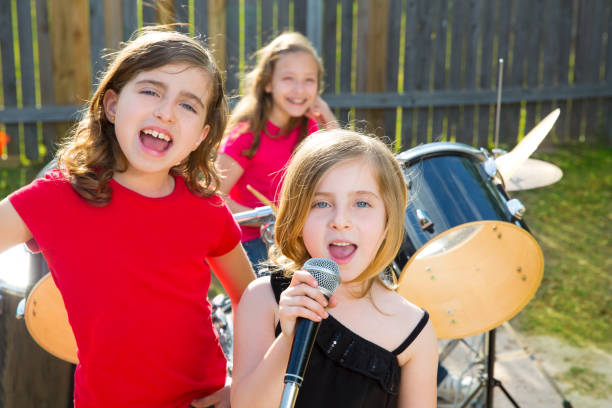 chidren cantante chica cantando tocando banda en vivo en el patio trasero - sunny cantante fotografías e imágenes de stock