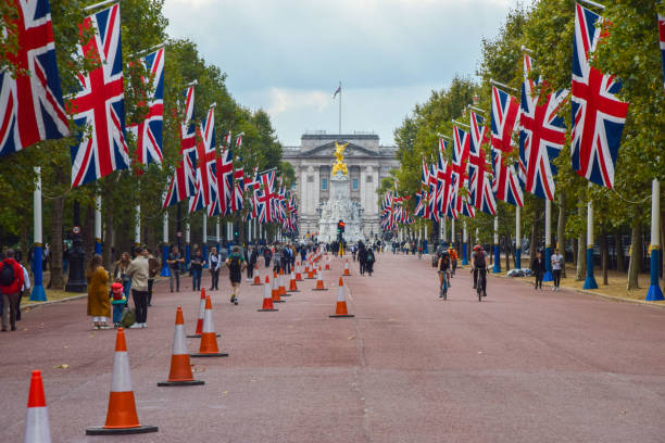 buckingham palace et the mall avec des drapeaux de l’union jack, londres, royaume-uni - whitehall street downing street city of westminster uk photos et images de collection