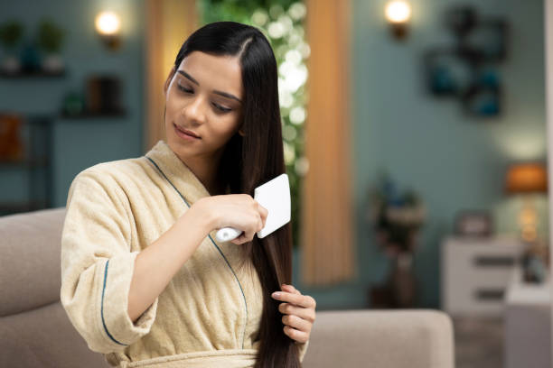 cuidado del cabello de mujer joven, foto de archivo - hair care combing women human hair fotografías e imágenes de stock