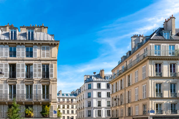 paris, de beaux immeubles - old ancient architecture apartment photos et images de collection