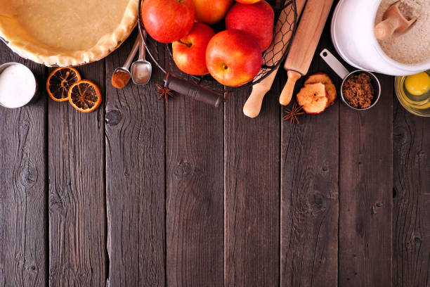 outono assando borda superior com ingredientes de torta de maçã sobre um fundo de madeira escura - apple pie apple baked cinnamon - fotografias e filmes do acervo