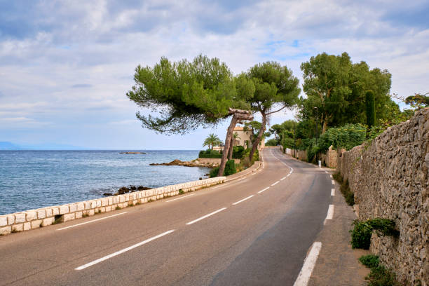 strada costiera ad antibes francia - antibes foto e immagini stock