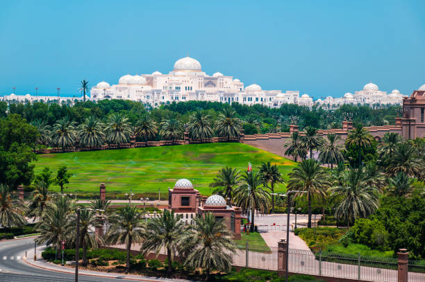 qasr al-watan der präsidentenpalast in abu dhabi in der nähe des emirates-palastes in der innenstadt von abu dhabi an einem sonnigen tag - emirates palace hotel stock-fotos und bilder