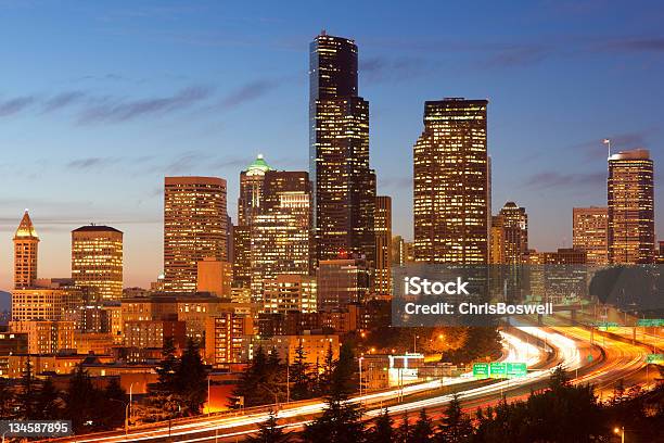 Foto de Hora Do Rush De Seattle Edifícios De Escritório Super Highway Ao Anoitecer e mais fotos de stock de Anquinha