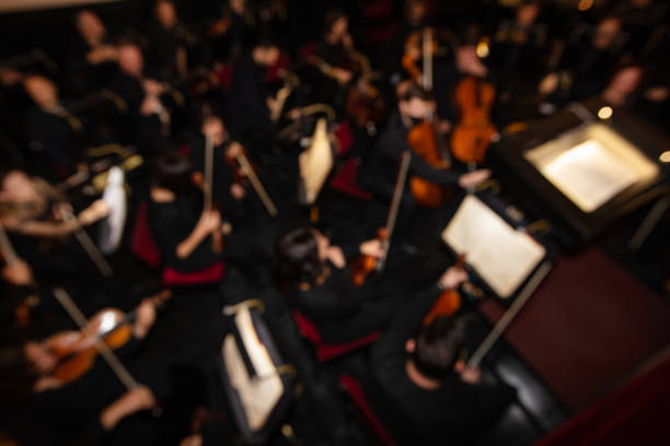 immagine sfocata dell'orchestra in teatro - concerto classico foto e immagini stock