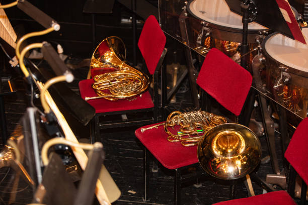 horn auf dem stuhl während der pause im theater - trumpet musical instrument music brass stock-fotos und bilder