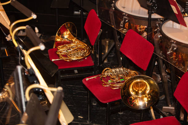 corno francese sulla sedia durante l'intervallo in teatro - trumpet musical instrument music brass foto e immagini stock