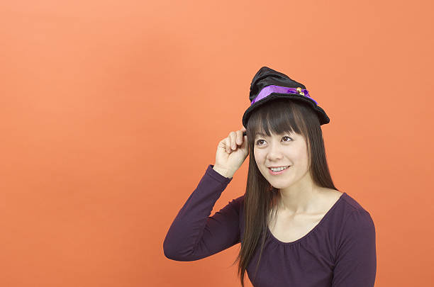 アジア人の女性が着用魔女の帽子