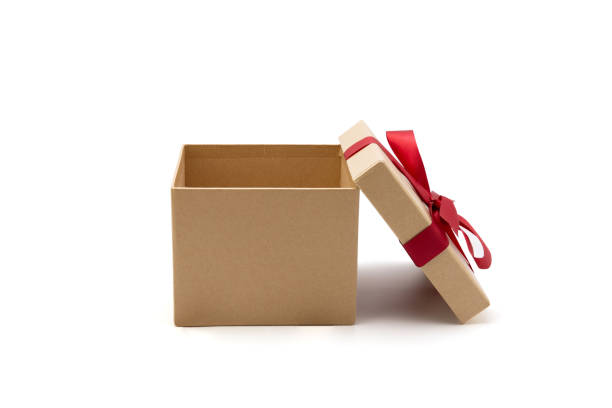 선물 상자는 낭만적 인 흰색 배경에 뚜껑을 열고, 크리스마스 날이나 발렌타인 데이선물, 축하, 포장 된 종이, 장식용 봄, 복사 공간, 휴일 개념. - 선물 상자 뉴스 사진 이미지