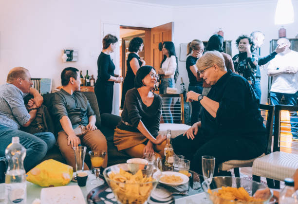 fiesta en casa con amigos multi-raza - senior living communitiy fotografías e imágenes de stock