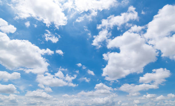 澄んだ青空と雲、背景のある雲のパノラマビュー。 - scape ストックフォトと画像