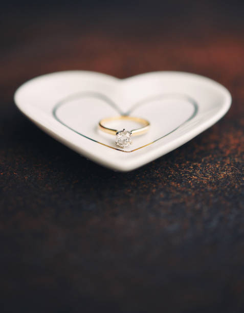 ホワイトハート型ディッシュのダイヤモンド婚約指輪 - diamond shaped ストックフォトと画像