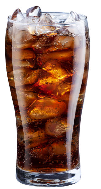 흰색 배경에 고립 된 얼음 큐브와 콜라 음료의 차가운 유리. - soda bottle 뉴스 사진 이미지
