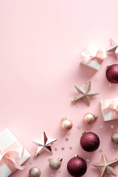 decorações de natal elegantes, caixa de presente, confetes em fundo rosa pastel. desenho do pôster de natal. - pink christmas christmas ornament sphere - fotografias e filmes do acervo