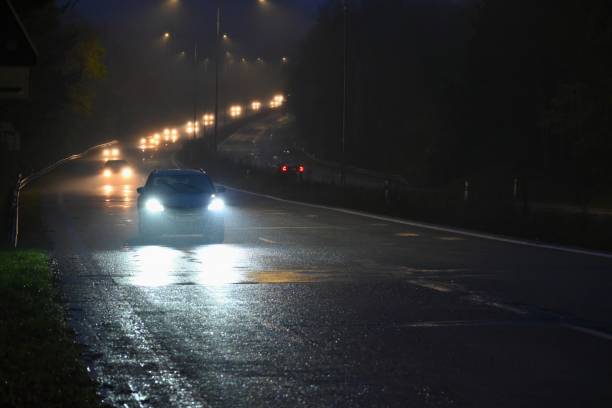 霧の中の道路上の車。秋の風景 - 冬の季節に危険な道路交通。 - fog road autumn highway ストックフォトと画像