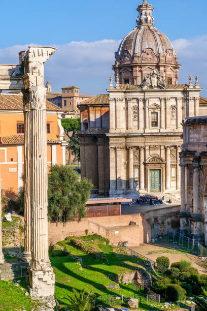 la iglesia barroca de santi luca e martina con los restos del foro romano visto desde el campidoglio - colina del capitolio fotografías e imágenes de stock