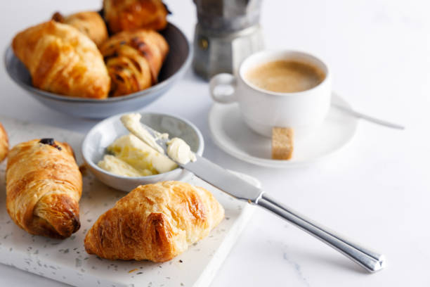 café da manhã com croissants. - butter bread breakfast table - fotografias e filmes do acervo