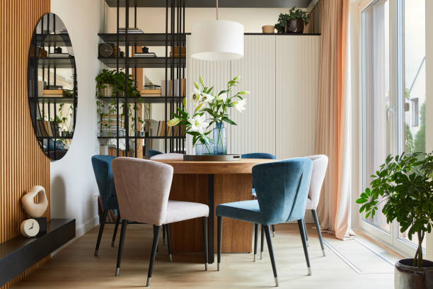 composition élégante d’un design intérieur élégant de la salle à manger avec des fauteuils en velours, une table en bois arrondie design et de beaux accessoires personnels. inspiration de design d’intérieur glamour. modèle. - home decorating decor furniture table photos et images de collection