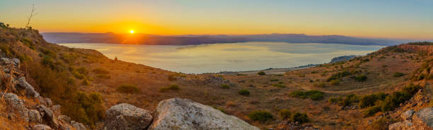 vista panorâmica do pôr do sol do mar da galiléia - lake tiberius - fotografias e filmes do acervo