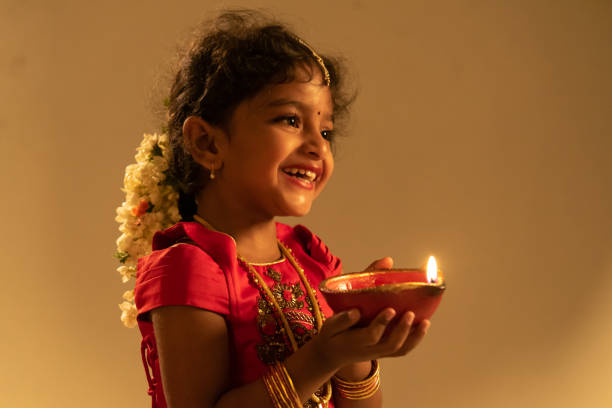 jovem indiana segurando lâmpada de óleo diwali - body adornment - fotografias e filmes do acervo