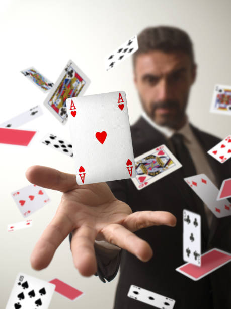 magier lässt ein herz-ass aus einem kartenspiel erscheinen - zaubertrick stock-fotos und bilder