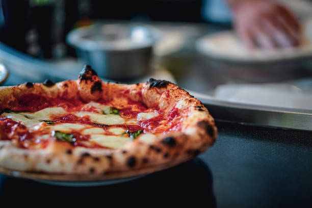 pizzería napoletana repostería fresca - pizza fotografías e imágenes de stock
