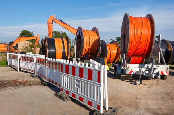 verlegen von kabeln für schnelles internet am stadtrand - building place stock-fotos und bilder