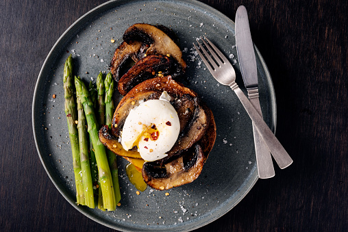 Portobello Mushrooms With Poached Egg and Asparagus