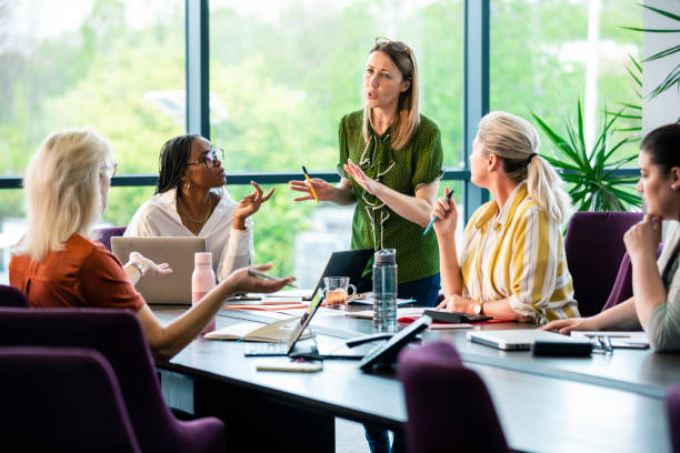 ¿cuáles son tus pensamientos? - business meeting friendship office businesswoman fotografías e imágenes de stock