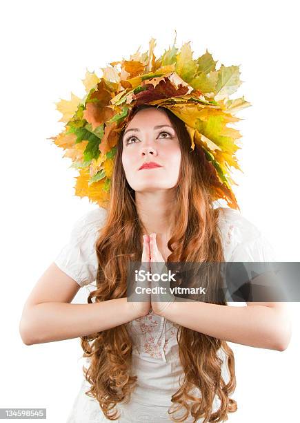 Jesień Kobieta Z Crown Z Jesień Liście Klonu - zdjęcia stockowe i więcej obrazów Białe tło - Białe tło, Cztery pory roku, Dorosły