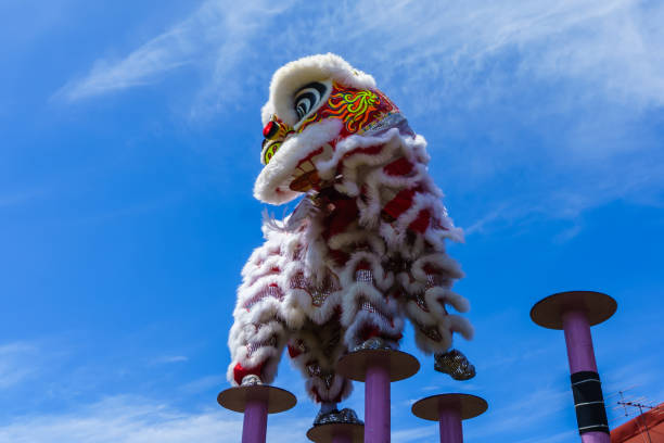 旧正月のお祝いの間にライオンダンスと紙吹雪 - 獅子舞 ストックフォトと画像