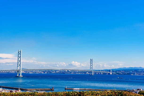 мост акаси кайкё в кобе, япония - kobe bridge japan suspension bridge стоковые фото и изображения