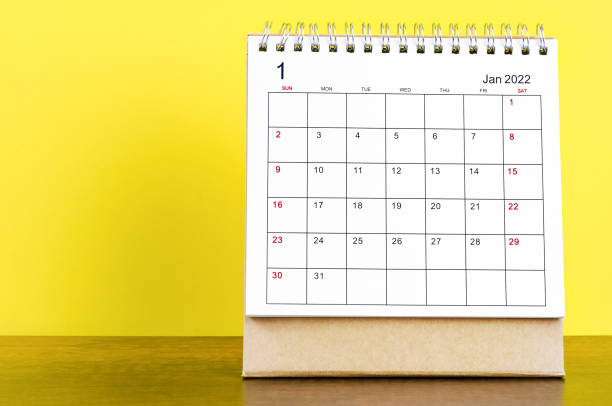 istock January 2022 desk calendar with yellow background 1345997761