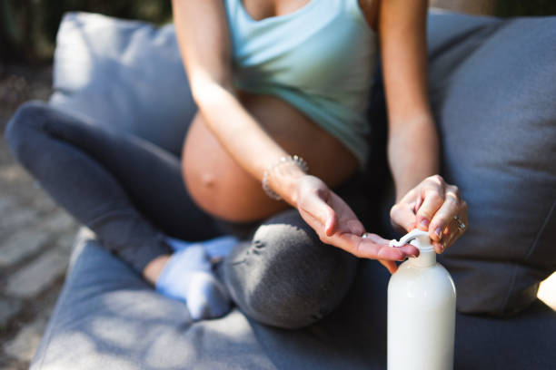 istock Applying moisturizer on pregnant belly 1346001752