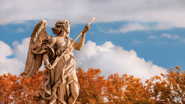 ángel del otoño en roma - roman statue angel rome fotografías e imágenes de stock