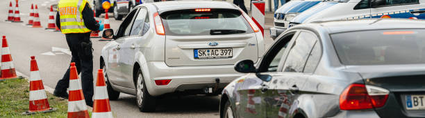 l'ufficiale polizei della polizia federale controlla il traffico al valico di frontiera di kehl dalla francia - ford fiesta foto e immagini stock