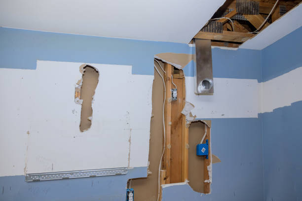 istock Construction home the install of HVAC vent duct pipes in ceiling 1346019183