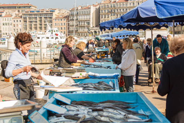 mercato di strada del pesce fresco nel porto vecchio. - fishermen harbor foto e immagini stock