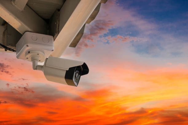 Online Security CCTV camera surveillance system outdoor of house. A blurred night city scape background. Real time Modern CCTV camera on a pole. Equipment system service for safety life or asset. sistema de vigilancia de cámaras cctv de seguridad en línea al aire libre de la casa. un fondo borroso de paisaje urbano nocturno. cámara cctv moderna en tiempo real en una pared. servicio de sistema de equipos para la vida o activo de seguridad.