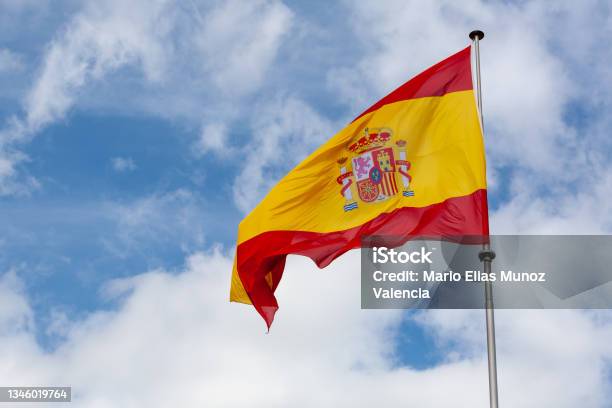 Spanish Flag Waving To The Wind - Fotografias de stock e mais imagens de Bandeira da Espanha - Bandeira da Espanha, Espanha, Bandeira