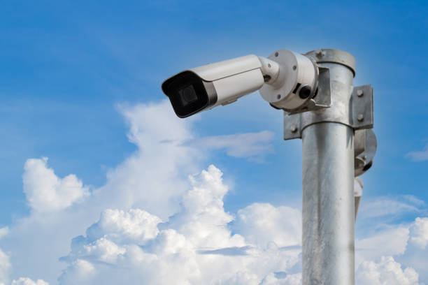 Online Security CCTV camera surveillance system outdoor of house. A blurred night city scape background. Real time Modern CCTV camera on a pole. Equipment system service for safety life or asset. sistema de vigilancia de cámaras cctv de seguridad en línea al aire libre de la casa. un fondo borroso de paisaje urbano nocturno. cámara de cctv moderna en tiempo real en un poste. servicio de sistema de equipos para la vida o activo de seguridad.
