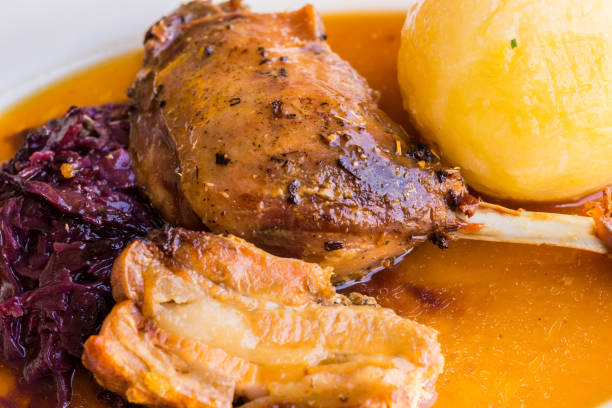 deliziosa anatra arrosto per natale - goose roasted goose meat spit roasted foto e immagini stock