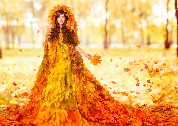 modello di moda autunnale in acero foglie arancione abito. donna fantasy in abito floreale creativo sullo sfondo di sunshine park. concetto artistico della stagione autunnale - art coat full length foto e immagini stock