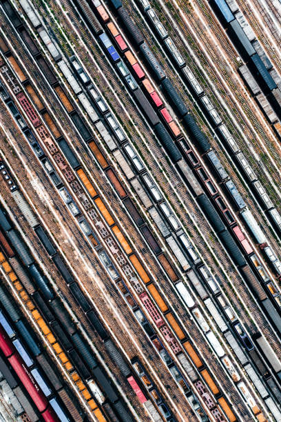 貨物列車と鉄道駅の航空写真 - shunting yard freight train cargo container railroad track ストックフォトと画像