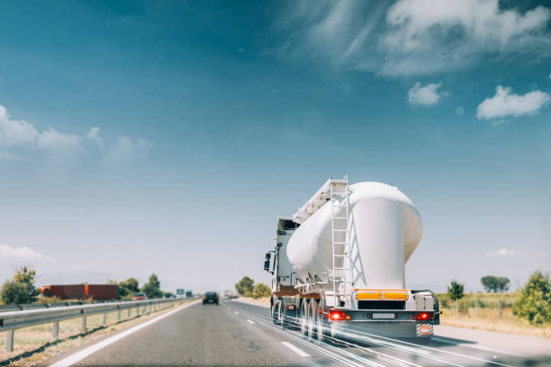 ciężarówka paliwowa - truck fuel tanker oil semi truck zdjęcia i obrazy z banku zdjęć