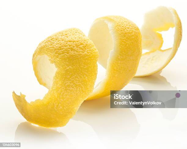 돌려주십시오 Of 시트러스 필 흰색 배경 레몬에 대한 스톡 사진 및 기타 이미지 - 레몬, 껍질, 0명