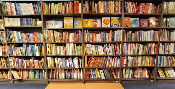 книжный шкаф магазина книг - child at library стоковые фото и изображения