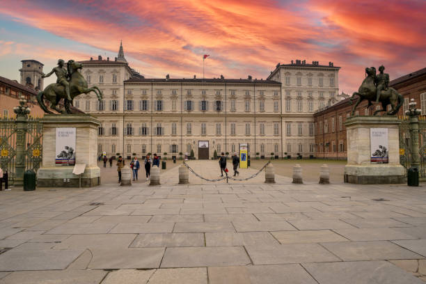königspalast von turin, italien bei sonnenuntergang - palazzo reale turin stock-fotos und bilder
