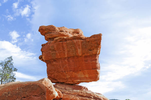 garden of the gods-balancing bolder-colorado springs colorado - travel famous place balanced rock beauty in nature imagens e fotografias de stock