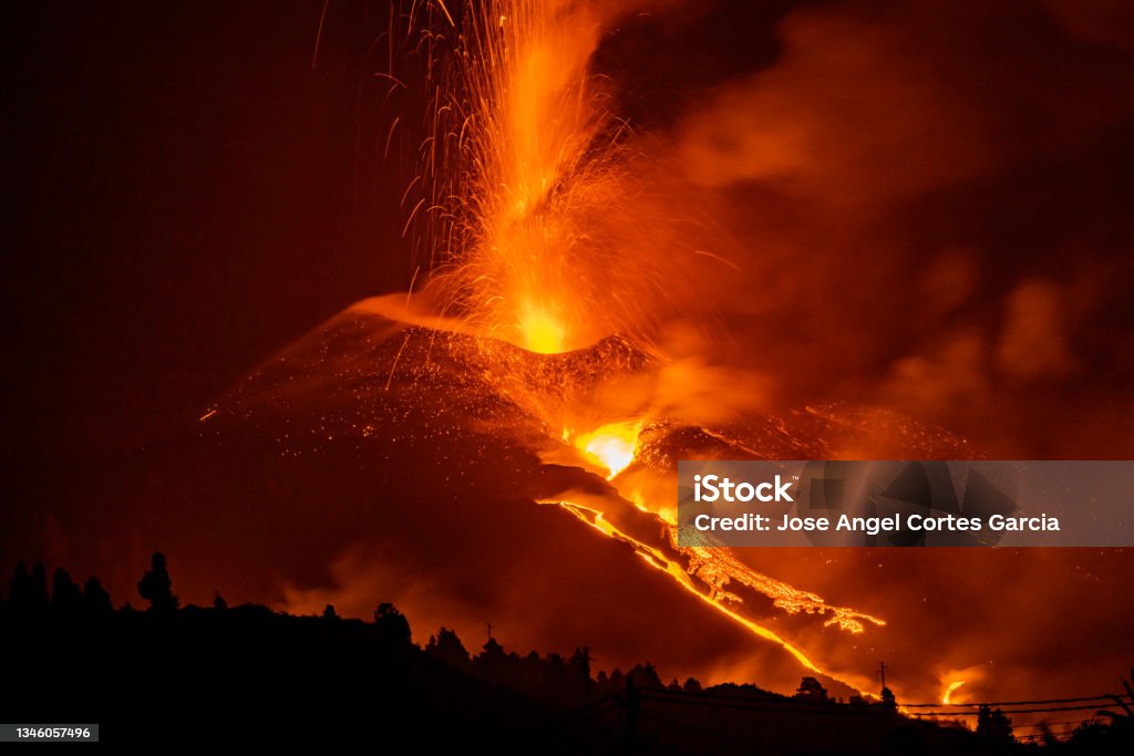 The amazing power of nature The incredible night illuminating for the volcano cumbre vieja in la palma in 2021 Volcano Stock Photo